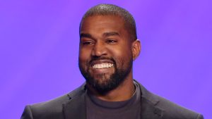 Ye mais conhecido como Kanye West coloca prótese de R$ 4 milhões