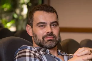 Carmo Dalla Vecchia faz vídeo no aeroporto e é processado