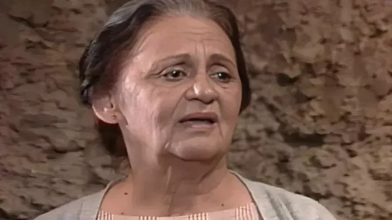 Mulheres de Areia: Isaura larga vida de madame e volta a viver na miséria 6 Isaura tem redenção no final de Mulheres de Areia. (Foto: Divulgação)